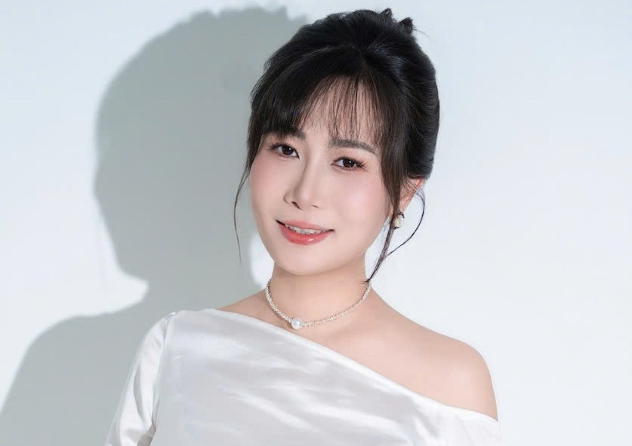 Hồng Nhung Rose Nguyen mặc áo lụa trắng, nhà sáng lập thương hiệu nước hoa Lapari